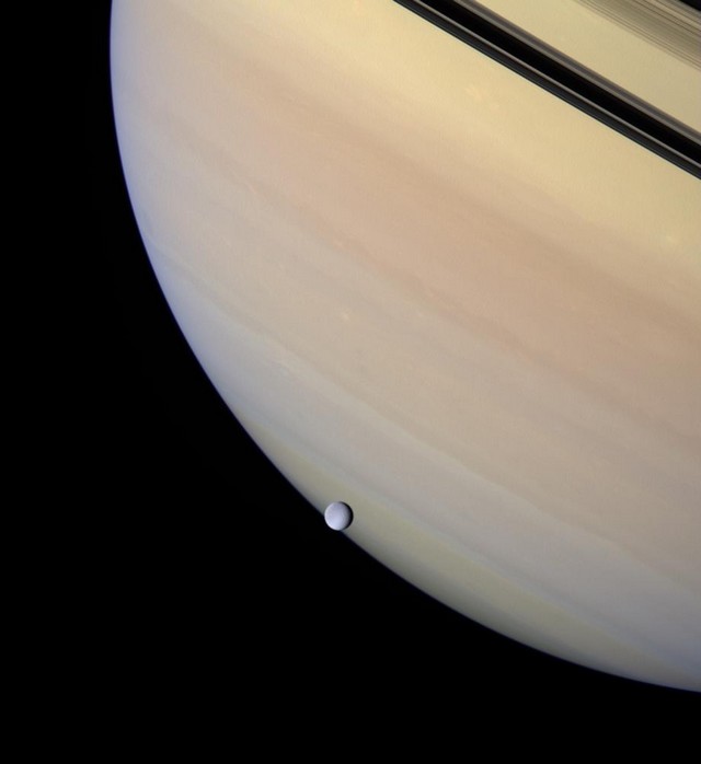Saturne et Rhéa vus par Cassini