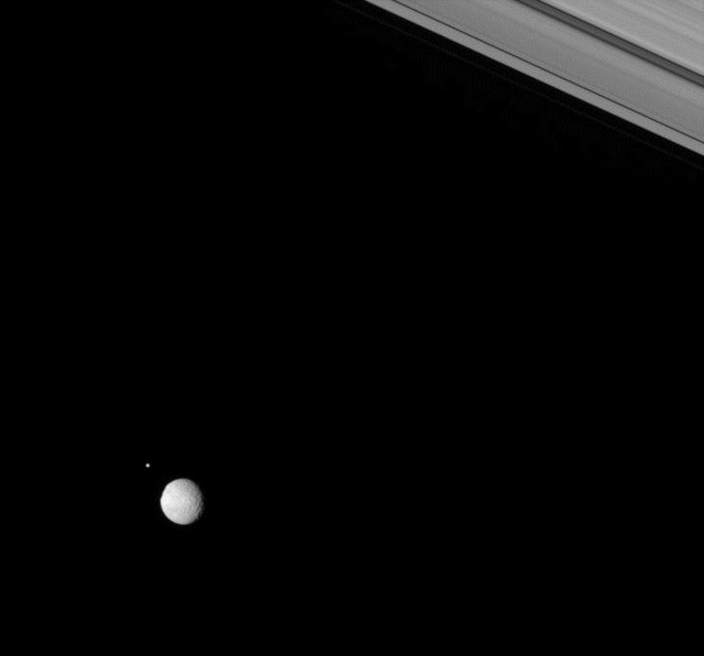 Helene, Mimas et les anneaux vu par Cassini NASA/JPL